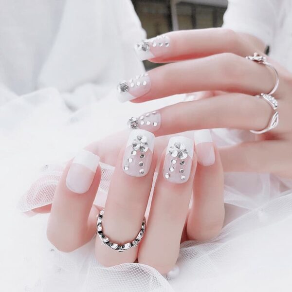 Mẫu nail trắng đính đá