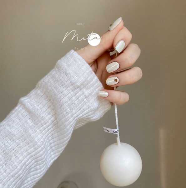 Mẫu nail trắng đính đá vàng