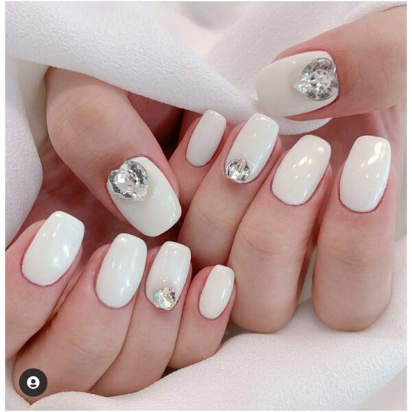 Mẫu nail trắng ngà đính kim cương