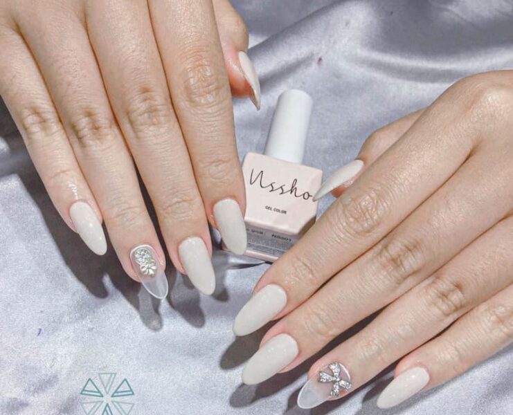 Mẫu nail trắng có nơ