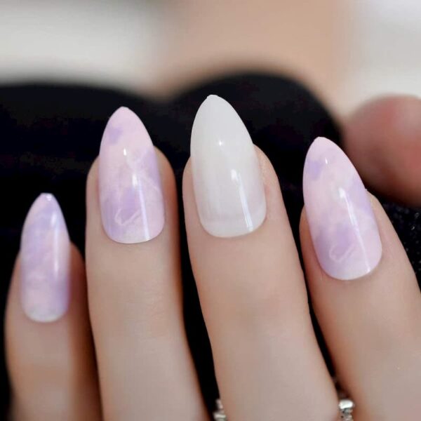 Mẫu nail màu trắng phối tím