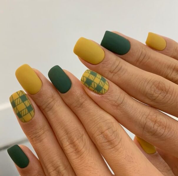 Thiết kế nail màu vàng với màu xanh rêu