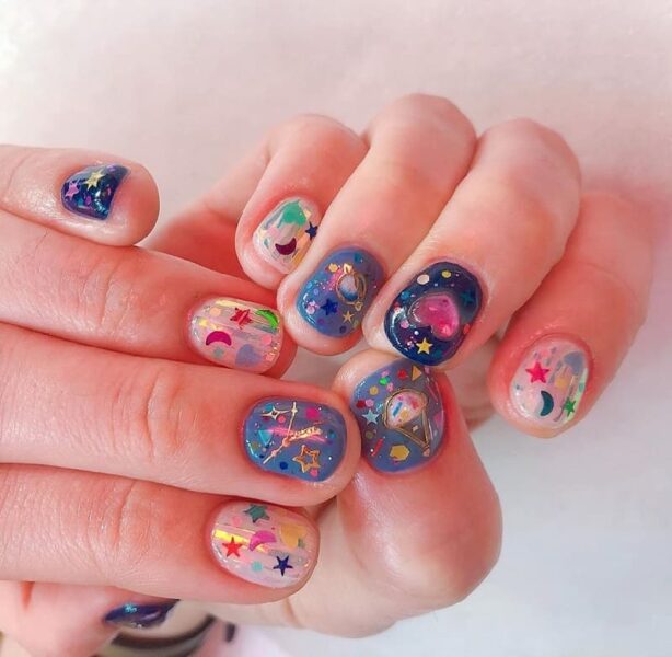 Mẫu nail móng ngắn họa tiết không gian