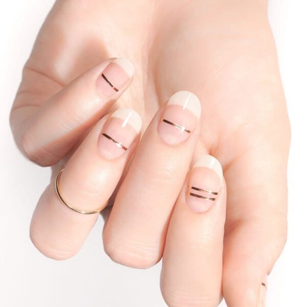 Mẫu nail móng ngắn kẻ sọc đơn giản