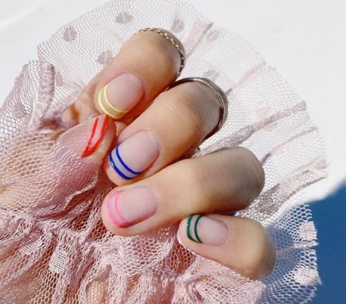 Mẫu nail móng ngắn kẻ sọc nhiều màu