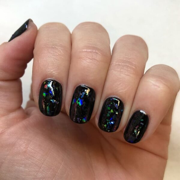 Mẫu nail móng ngắn nền đen ánh xanh