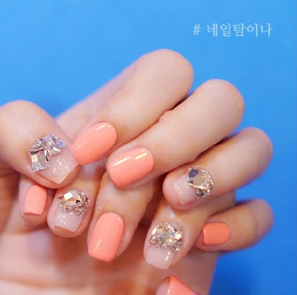 Mẫu nail móng ngắn nền hồng phối đá