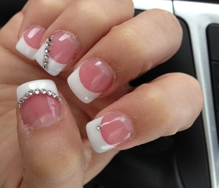 Mẫu nail móng ngắn ôm viền đính đá