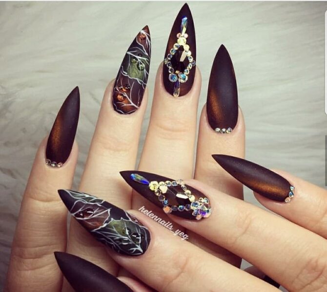 Mẫu nail móng nhọn nền đen quý phái