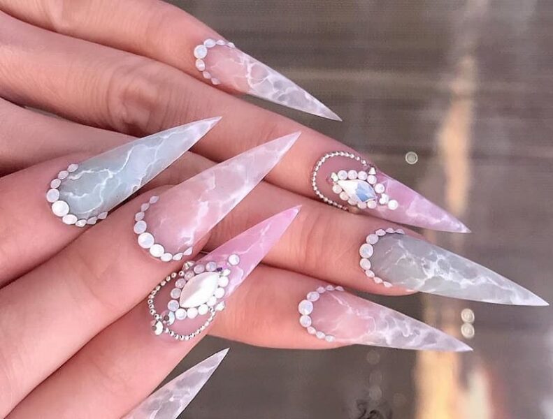 Mẫu nail móng nhọn phối đá