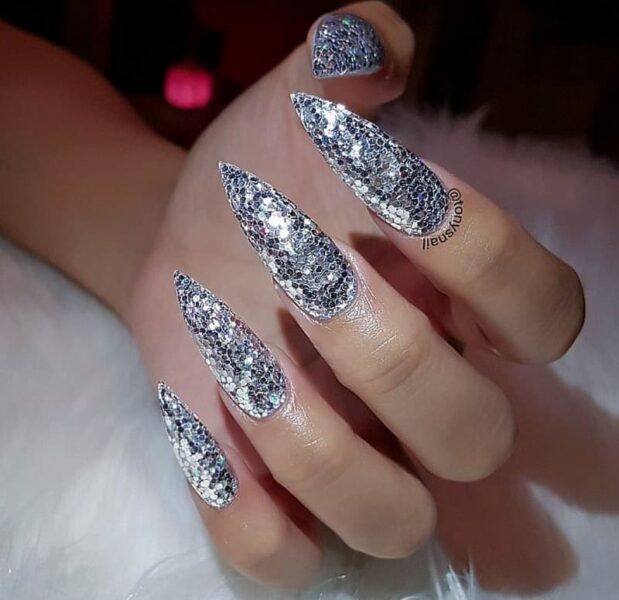 Mẫu nail móng nhọn phối nhũ
