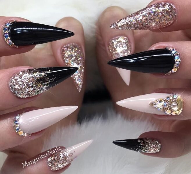 Mẫu nail móng nhọn trắng đen cho nàng cá tính