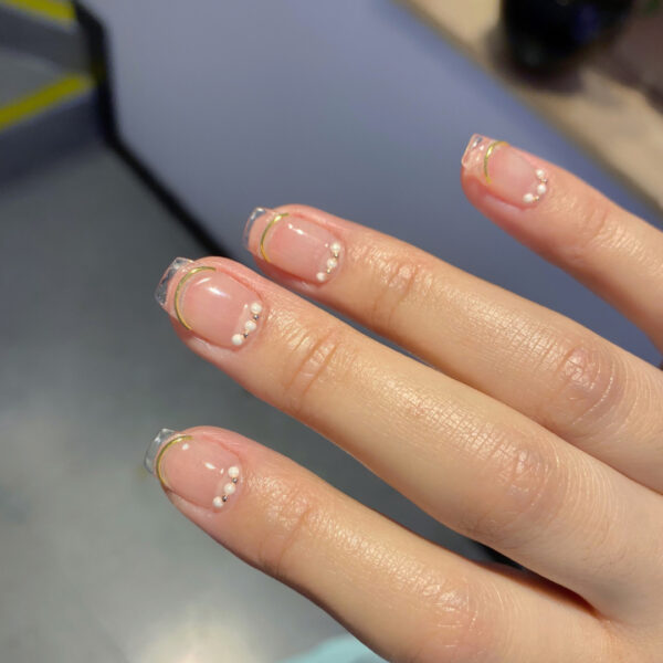 Mẫu nail móng tay đẹp nhẹ nhàng đính xà cừ