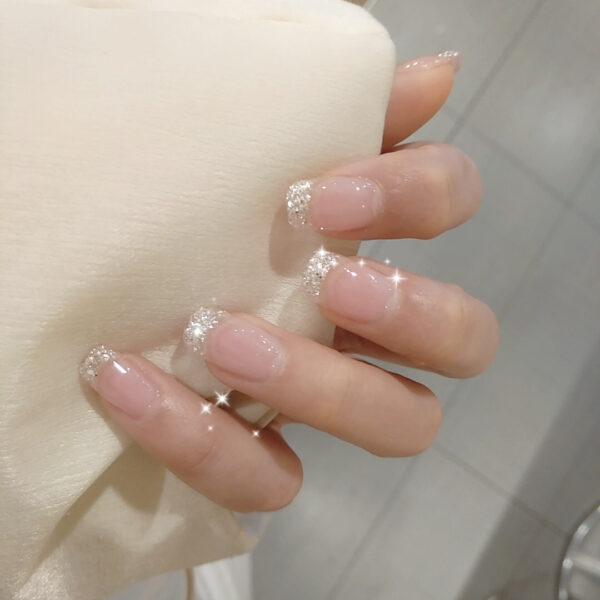 Mẫu nail móng tay đẹp nhẹ nhàng viền nhũ