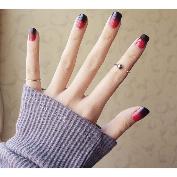 Mẫu nail ombre đỏ đen đơn giản