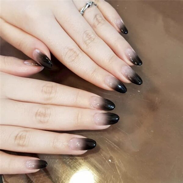 Mẫu nail Ombre màu đen cá tính