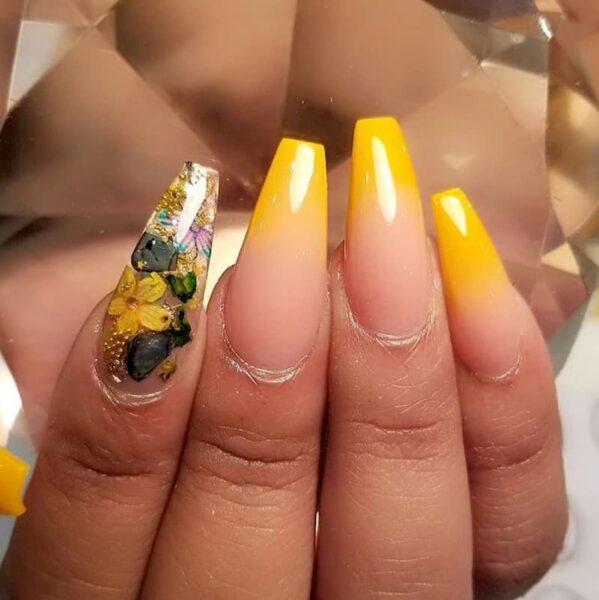 Mẫu nail Ombre màu vàng phối hoa