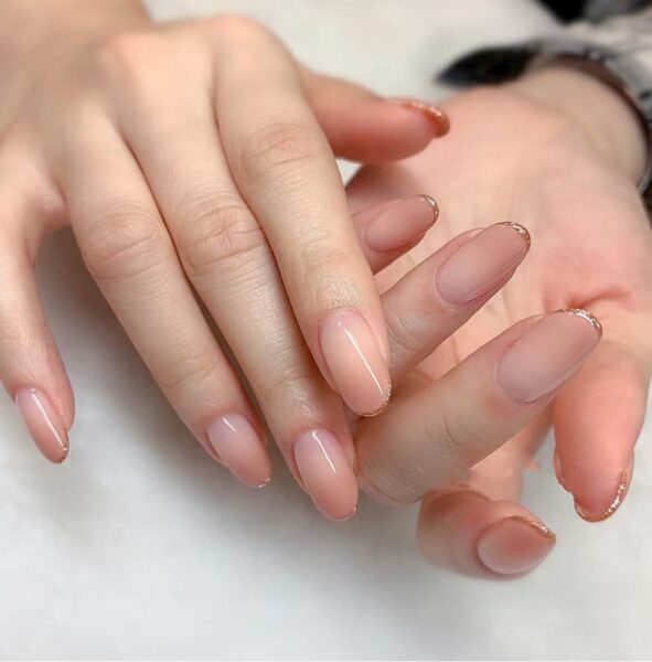 Mẫu nail Ombre trắng nhũ vàng