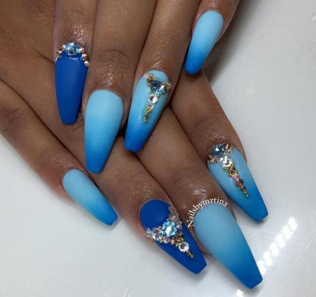 Mẫu nail Ombre xanh đính đá