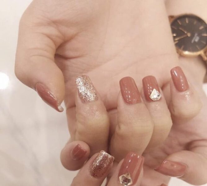 Mẫu nail sơn gel màu nâu