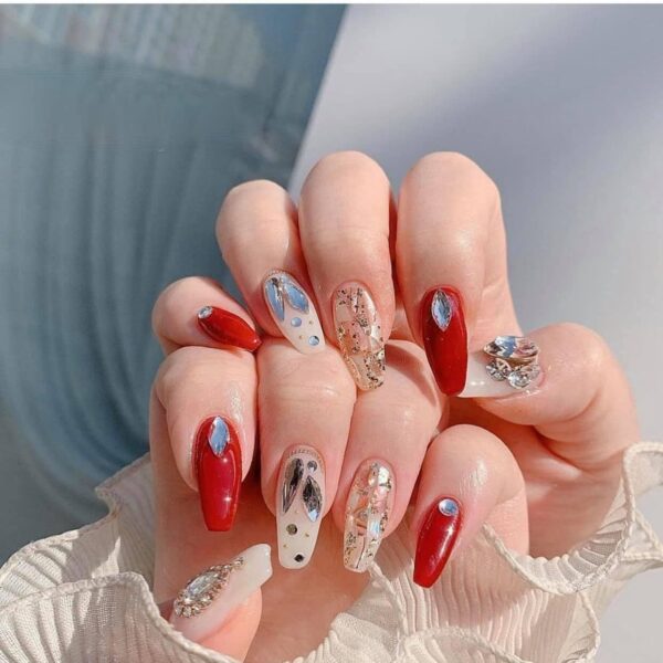 Mẫu nail Tết đính đá