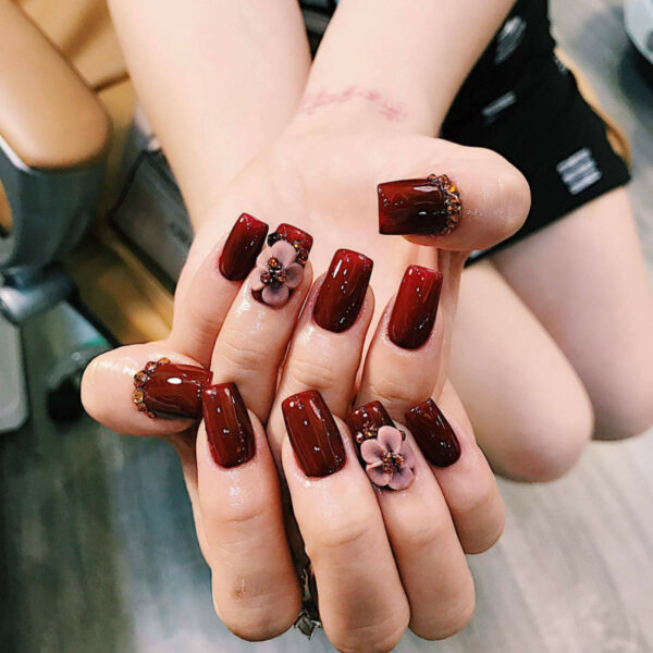 mẫu nail tết đính đá màu đỏ rượu đẹp 2021