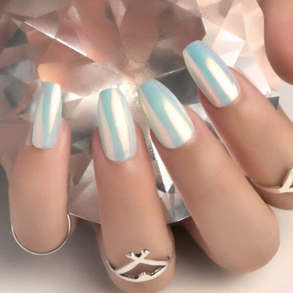 Mẫu nail tráng gương xanh trắng nhã nhặn