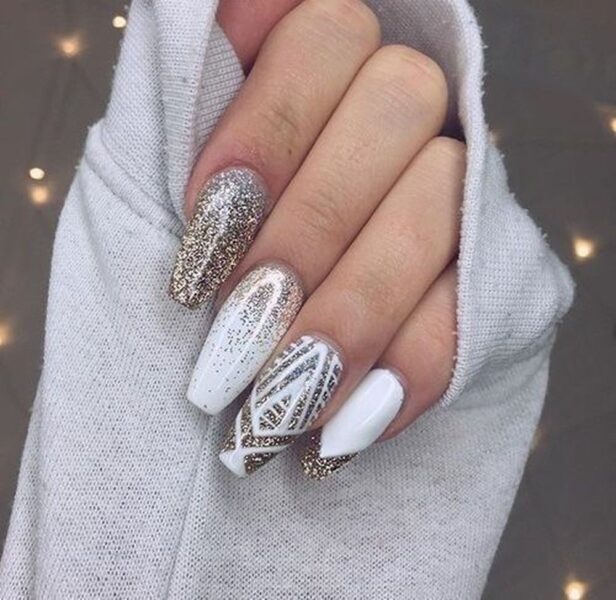 Mẫu nail màu trắng sữa có nhũ vàng