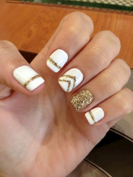 Milchweiße und goldene Glitzer-Nageldesigns