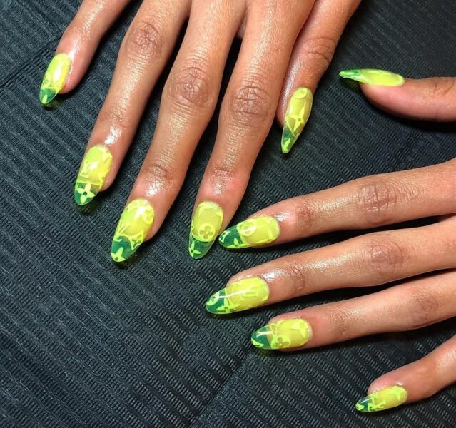 Mẫu nail trong suốt ánh xanh sang chảnh