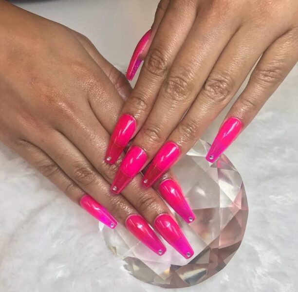 Mẫu nail trong suốt nền hồng