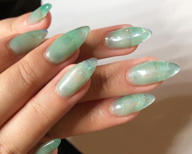 Mẫu nail trong suốt nền long lanh