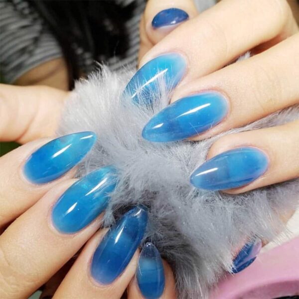 Mẫu nail trong suốt nền xanh