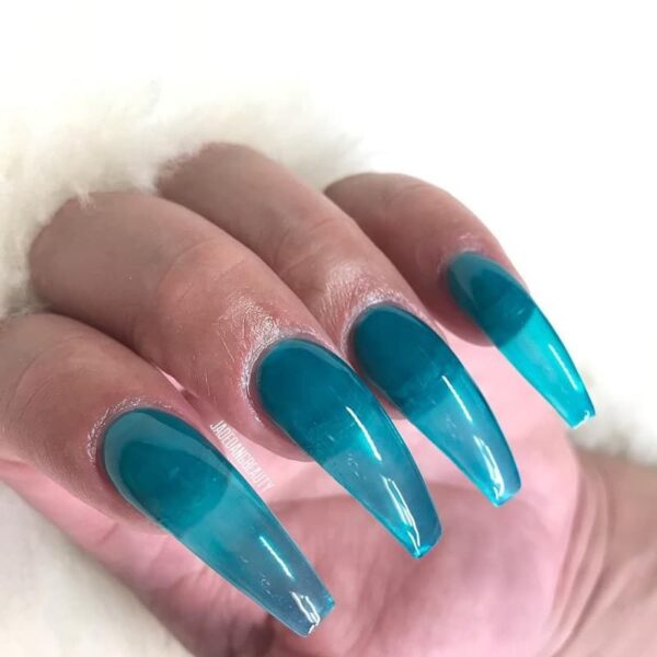 Mẫu nail trong suốt nền xanh dáng dài