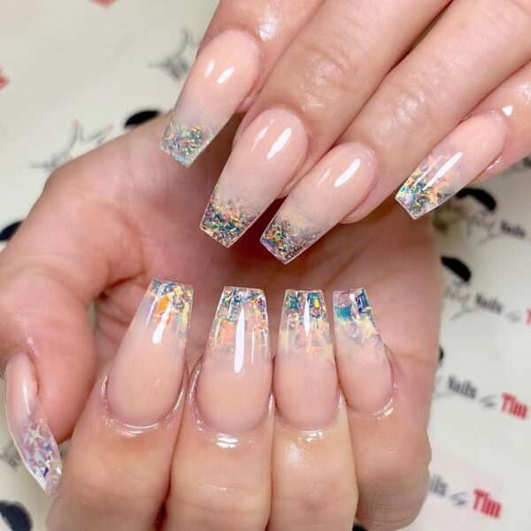 Mẫu nail trong suốt phối đá ôm viền quý phái