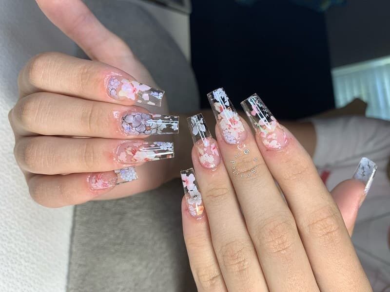 Mẫu nail trong suốt phối hoa đón xuân