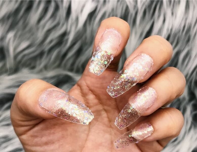 Mẫu nail trong suốt phối nhiều nhũ