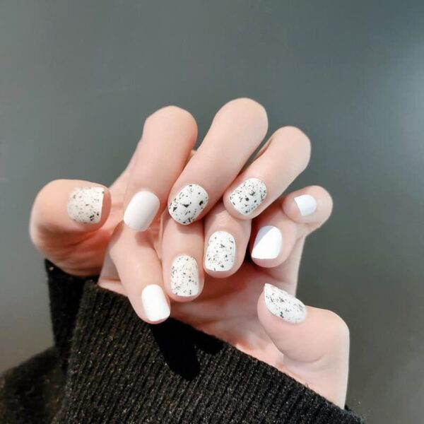 Mẫu nail trứng cút nền trắng đơn giản