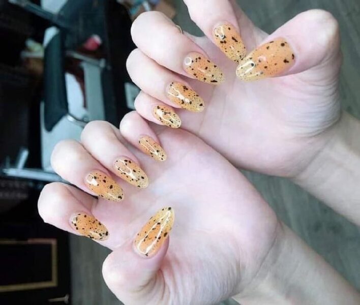 Mẫu nail trứng cút nền vàng