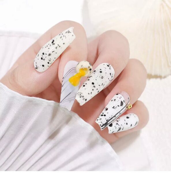 Mẫu nail trứng cút phối hạt trang trí