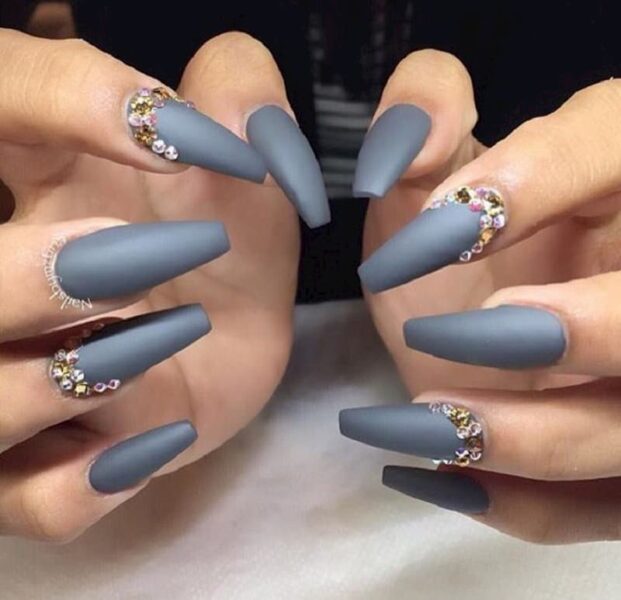 Mẫu nail xám đính đá