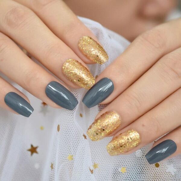 Mẫu nail xám phối nhũ vàng