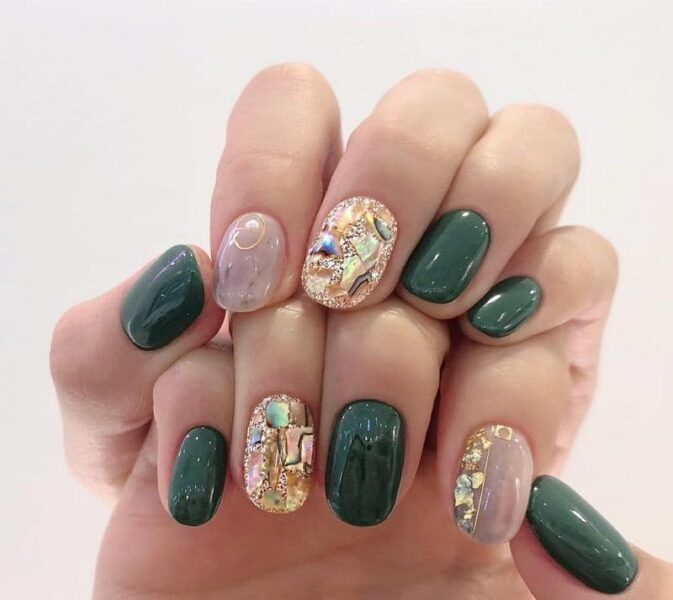 Mẫu nail xanh phối đá vàng