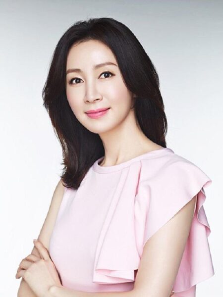 mẫu tóc thanh lịch nhẹ nhàng cho phụ nữ tuổi 50