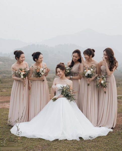 Mẫu váy phù dâu màu hồng nâu