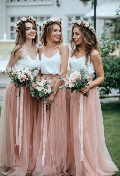 Mẫu váy phù dâu phối áo trắng