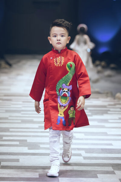 những mẫu áo dài cách tân cho nam màu đỏ họa tiết múa lân