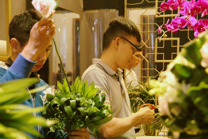 Ảnh 8 3 đẹp đàn ông chuẩn bị hoa cho phụ nữ