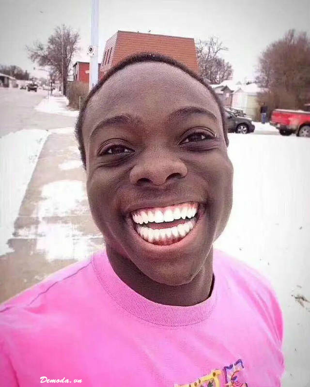100 Fotos von lächelnden schwarzen englischen Männern, die in den sozialen Medien Stürme verursachen und Millionen von Likes anziehen