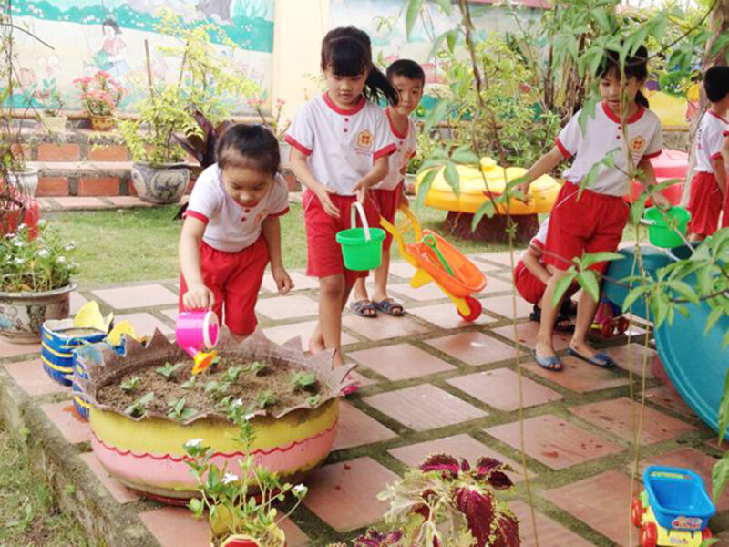 ảnh bảo vệ môi trường các em nhỏ trồng cây